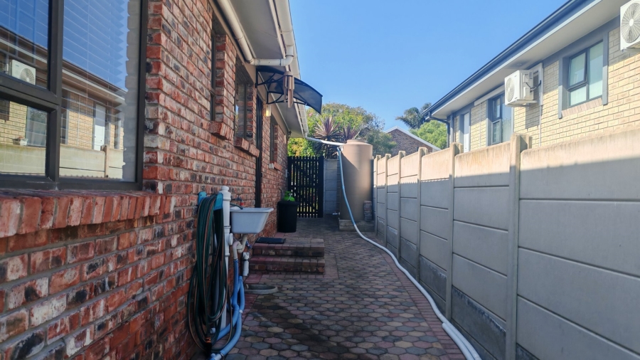 3 Bedroom Property for Sale in Fraaiuitsig Western Cape